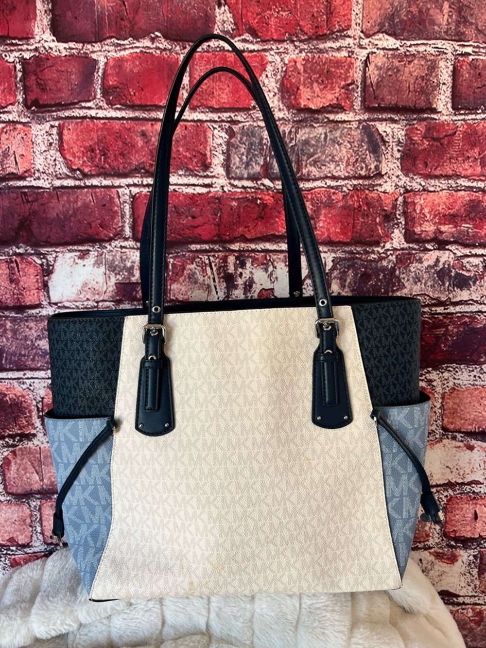 Michael Kors Voyager Large Color-Block Signature Tote - Picture 4 of 10